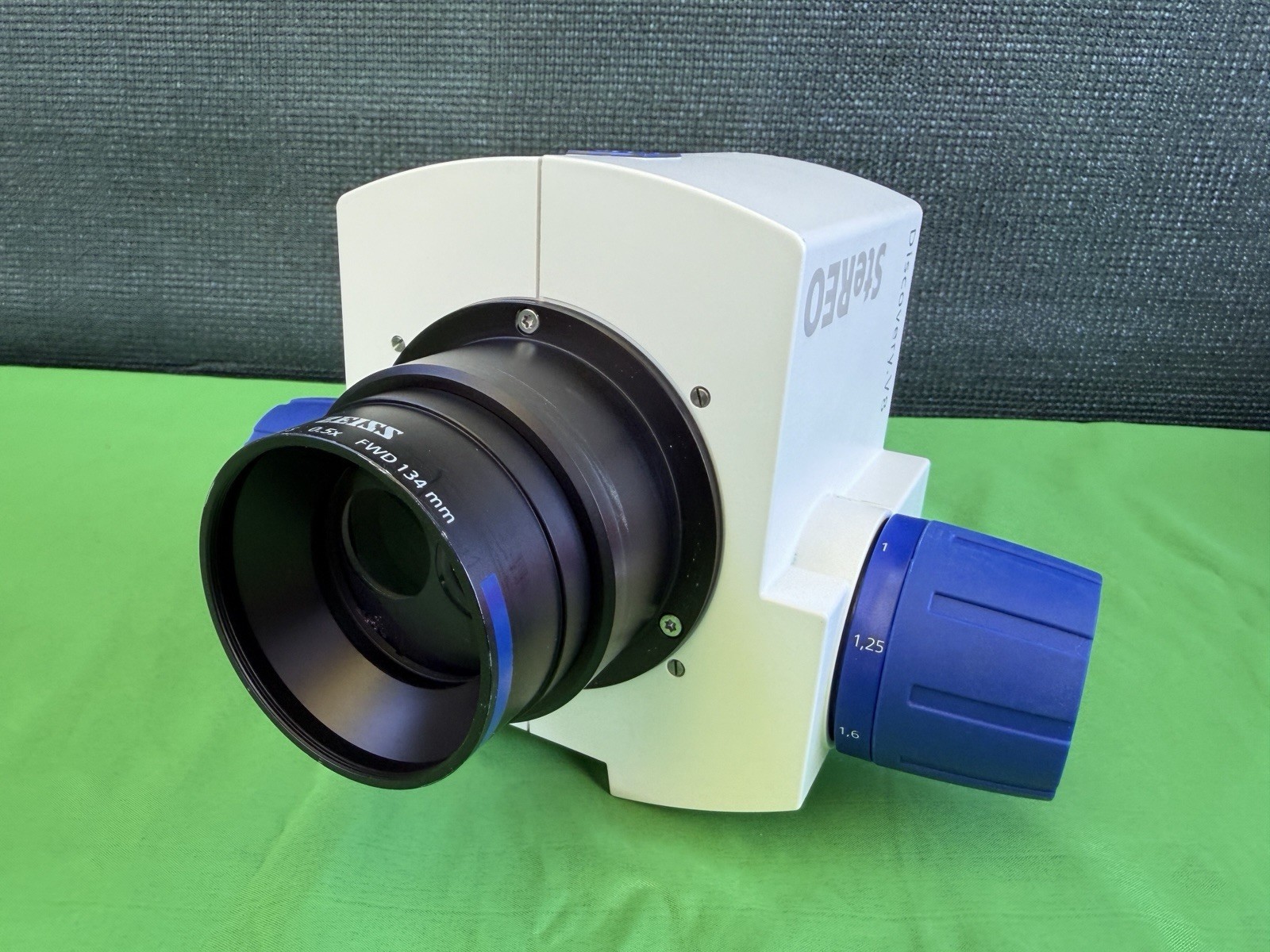 ZEISS SteREO Discovery.V8 Microscope Body w/ Achromat S 0.5x Objective Lens