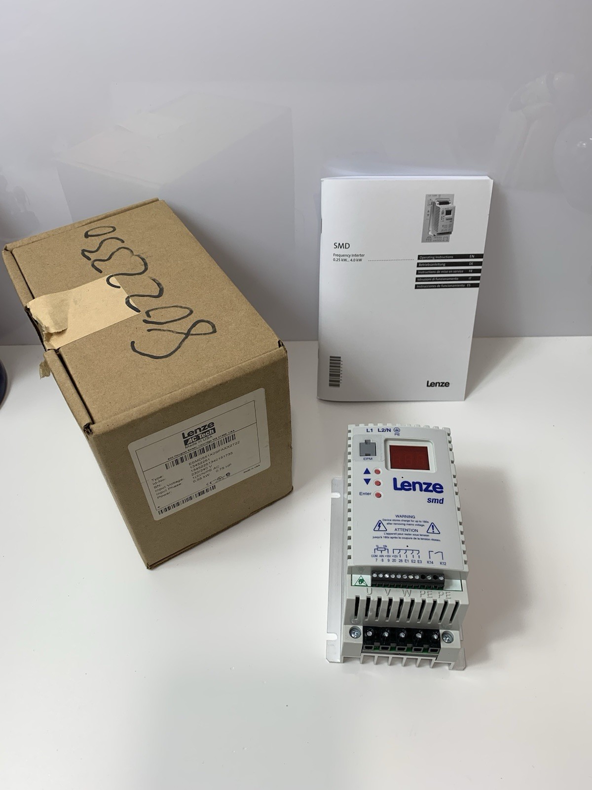 Lenze smd frequency inverter ESMD551X2SFA 0.55kW 0.75HP NEW original packaging