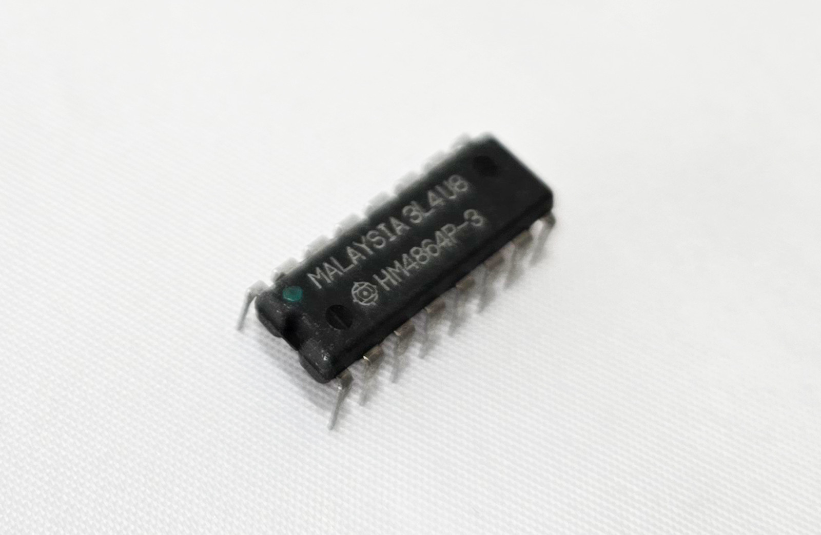 Genuine Hitachi HM4864P-3 Dynamic RAM for Commodore 64/128 (Malaysia)