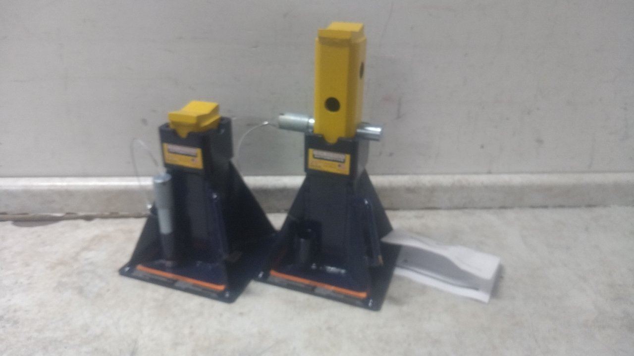 Hein-Werner HW93526F 2 Pk 25 Ton Load Capacity Pin Style Vehicle Support Stand