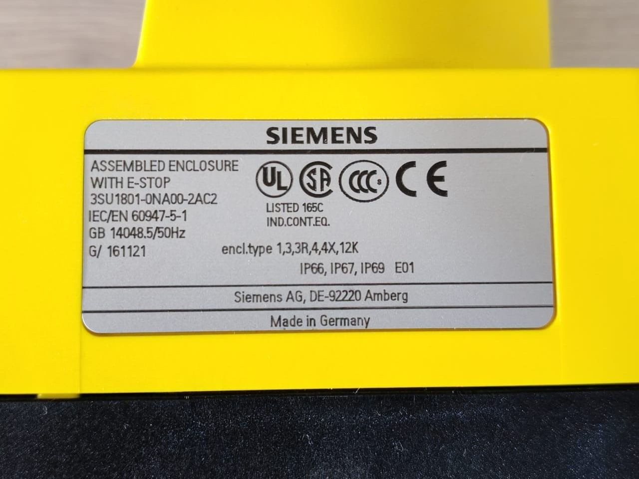 LOT 2 PCS. SIEMENS 3SU1801-0NA00-2AC2 Emergency Stop Button – Yellow