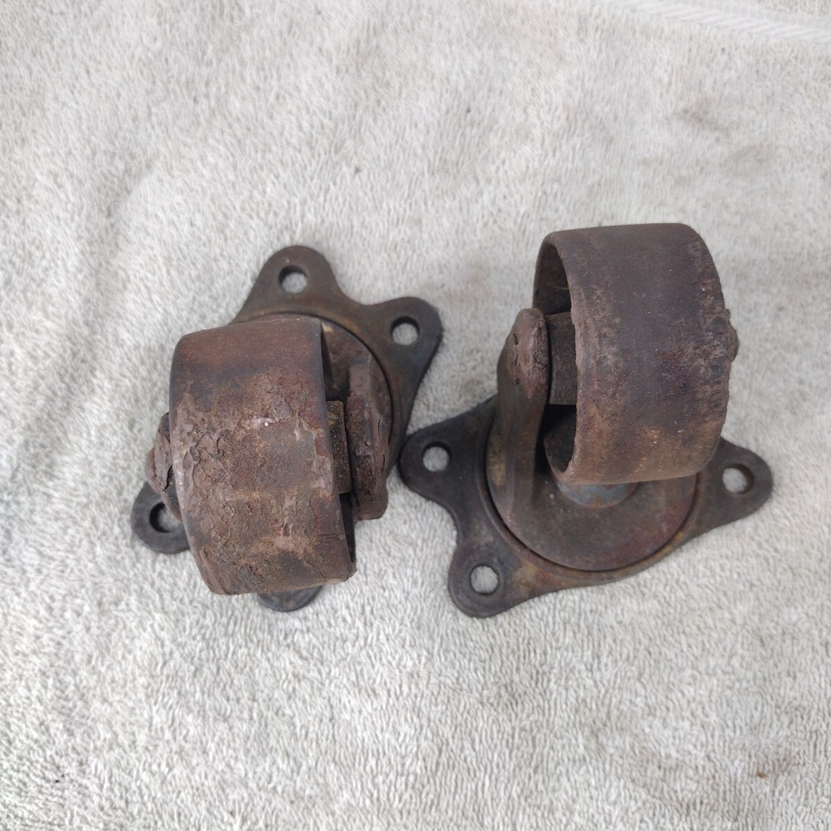 Vintage Currie Mfg Co 2 1/2″ Cast Iron Casters