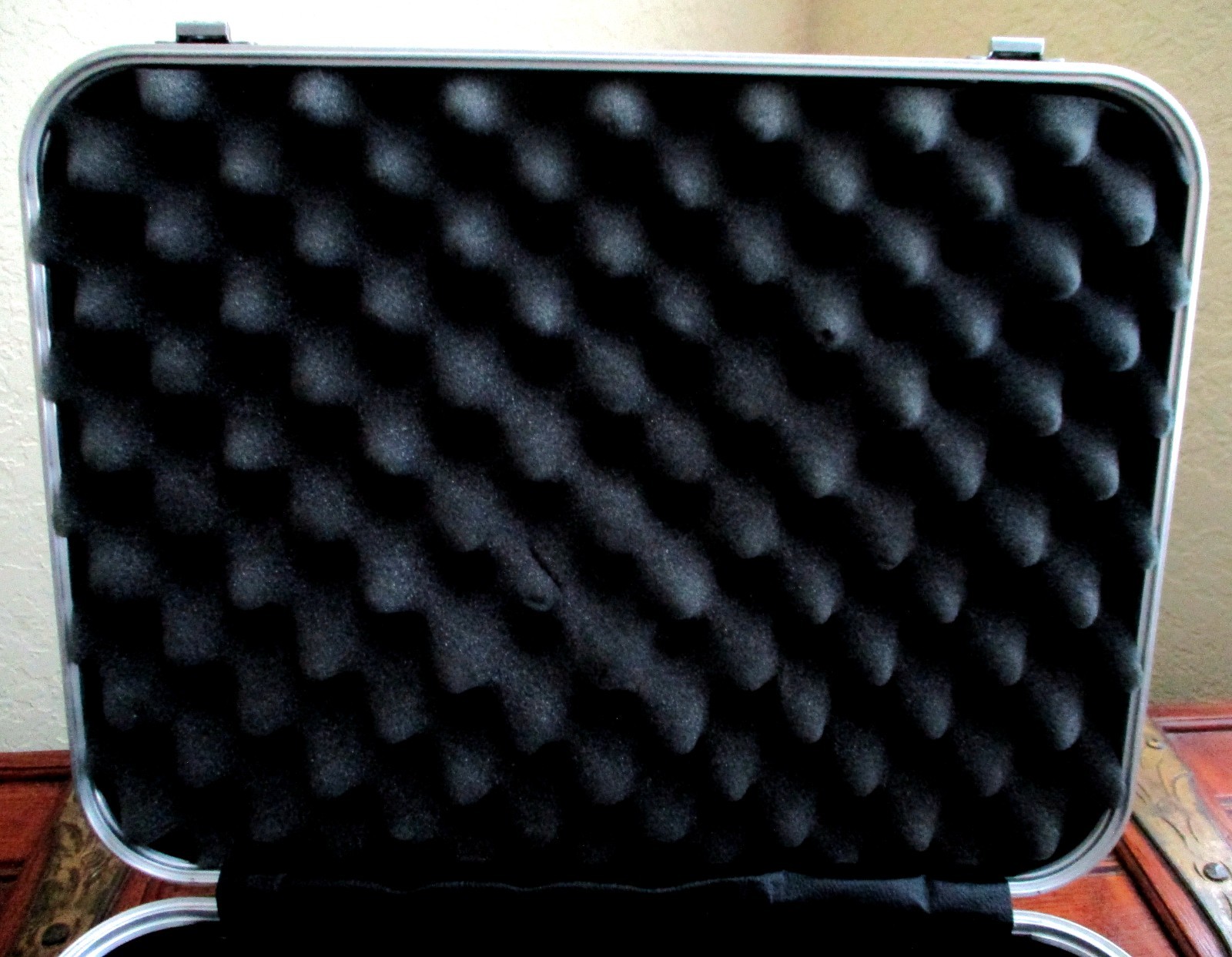 Platt 1416 Black Heavy-duty Case / Luggage with Foam Insert and Key
