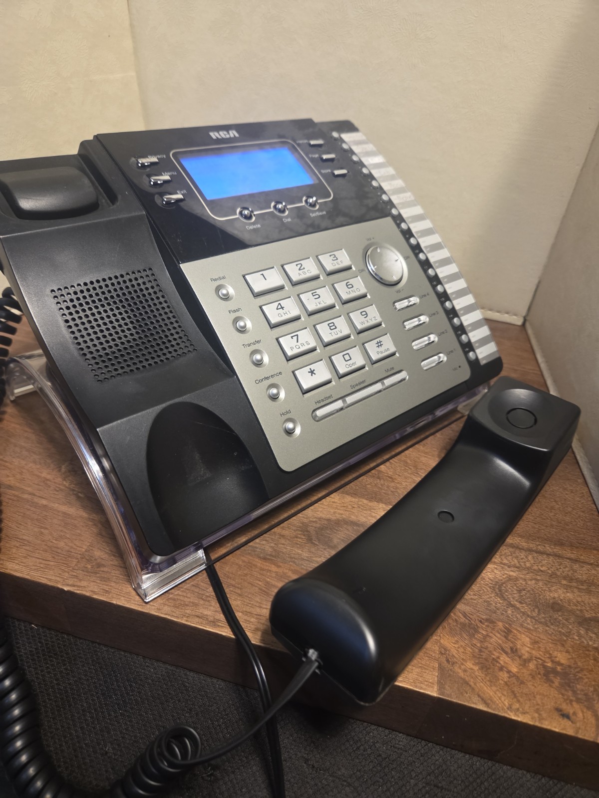 RCA VISYS 25424RE1A Corded Phone – Black/Silver