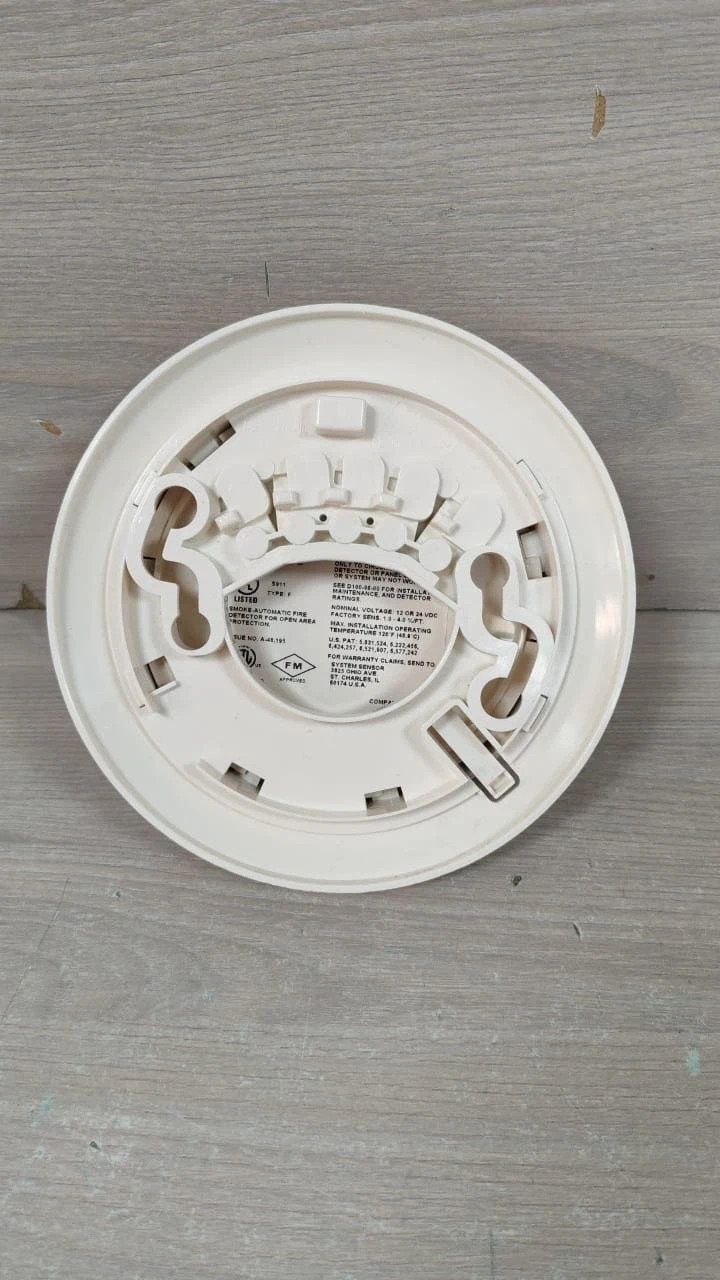 LOT 2PCS. SYSTEM SENSOR 2W-B 2WIRE PLUG-IN PHOTOELECTRIC W/ BASE SMOKE DETECTOR