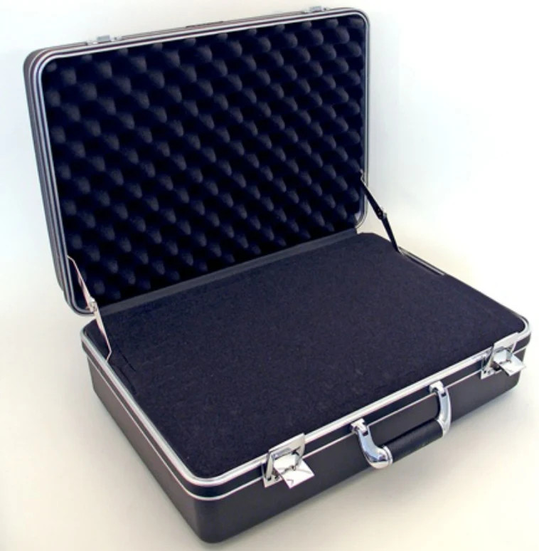 201407 – PLATT LUGGAGE – HEAVY-DUTY POLYETHYLENE CASE – Interior Dimensions (L x