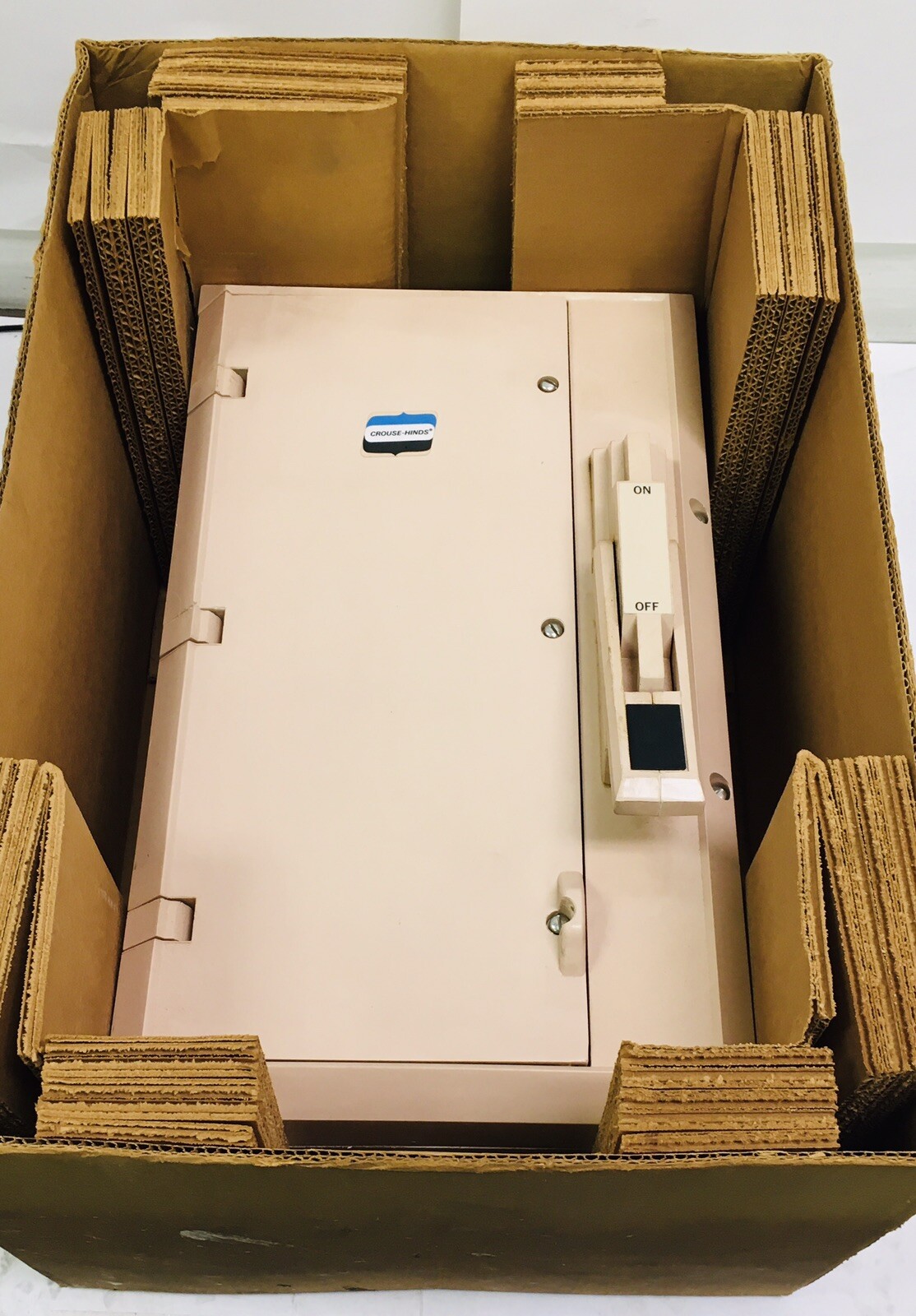 CROUSE HINDS NST1018F-D30360 30 AMP 600VAC FUSIBLE DISCONNECT SWITCH NEW IN BOX!