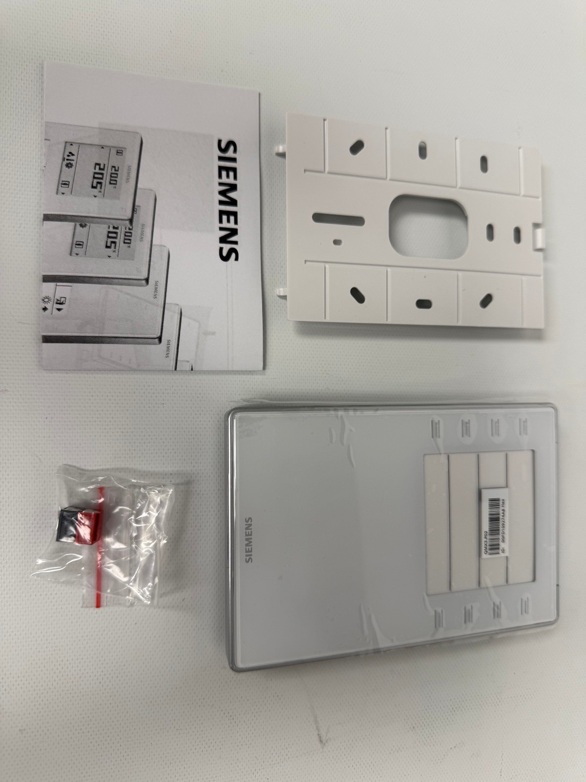 SIEMENS S55624-H107 QMX3.P02 ROOM UNIT TEMPERATURE SENSOR TOUCHKEY LED NEW