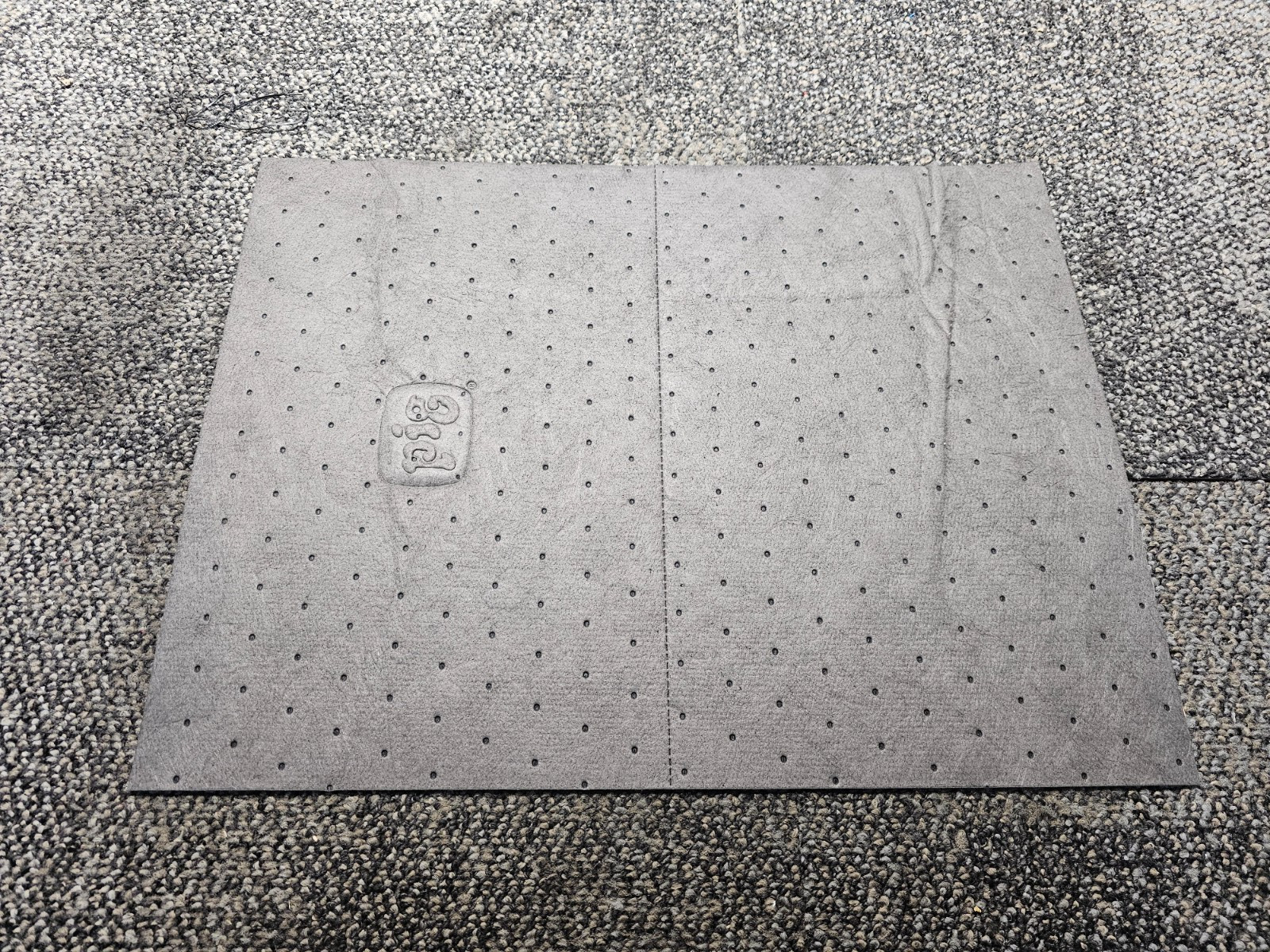 (QTY 100) New Pig 25100 15″ x 20″ Universal Lightweight Absorbent Mat Pad, Gray