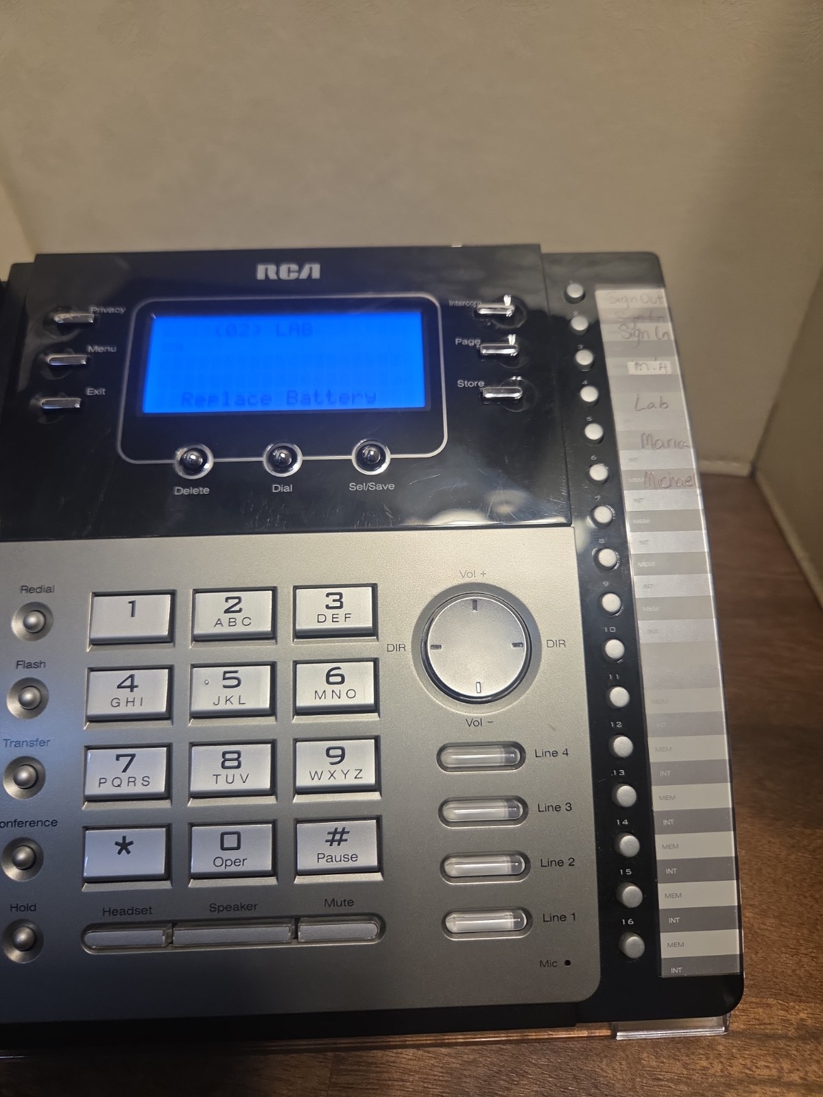 RCA VISYS 25424RE1A Corded Phone – Black/Silver