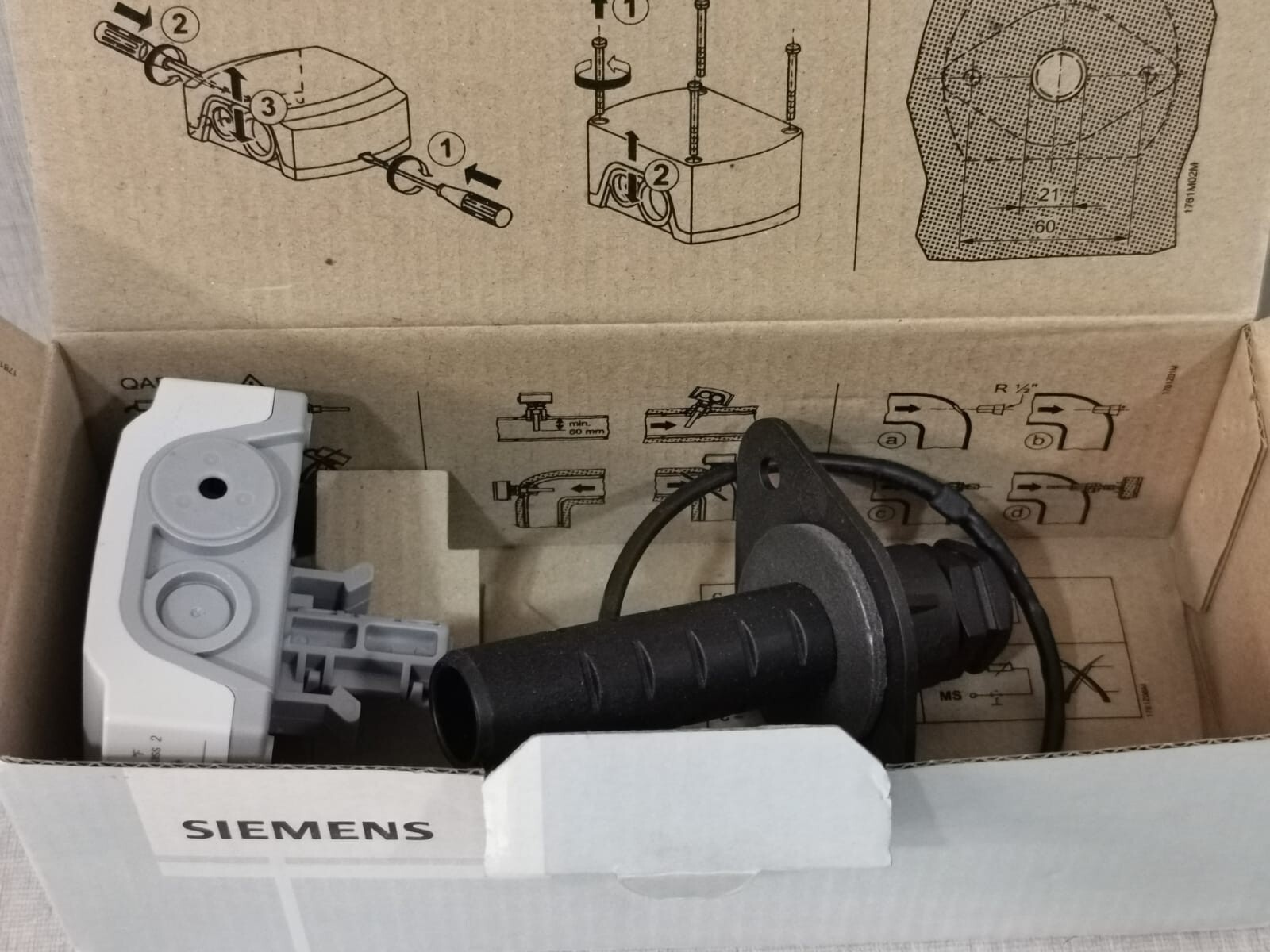 LOT 2 PCS SIEMENS QAM2120.040 Duct Sensor LG – WITH FILTHY BOX