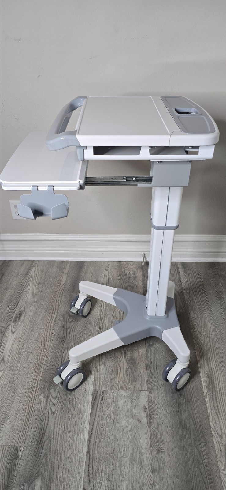 Desktop & Laptop Workstation on Wheels