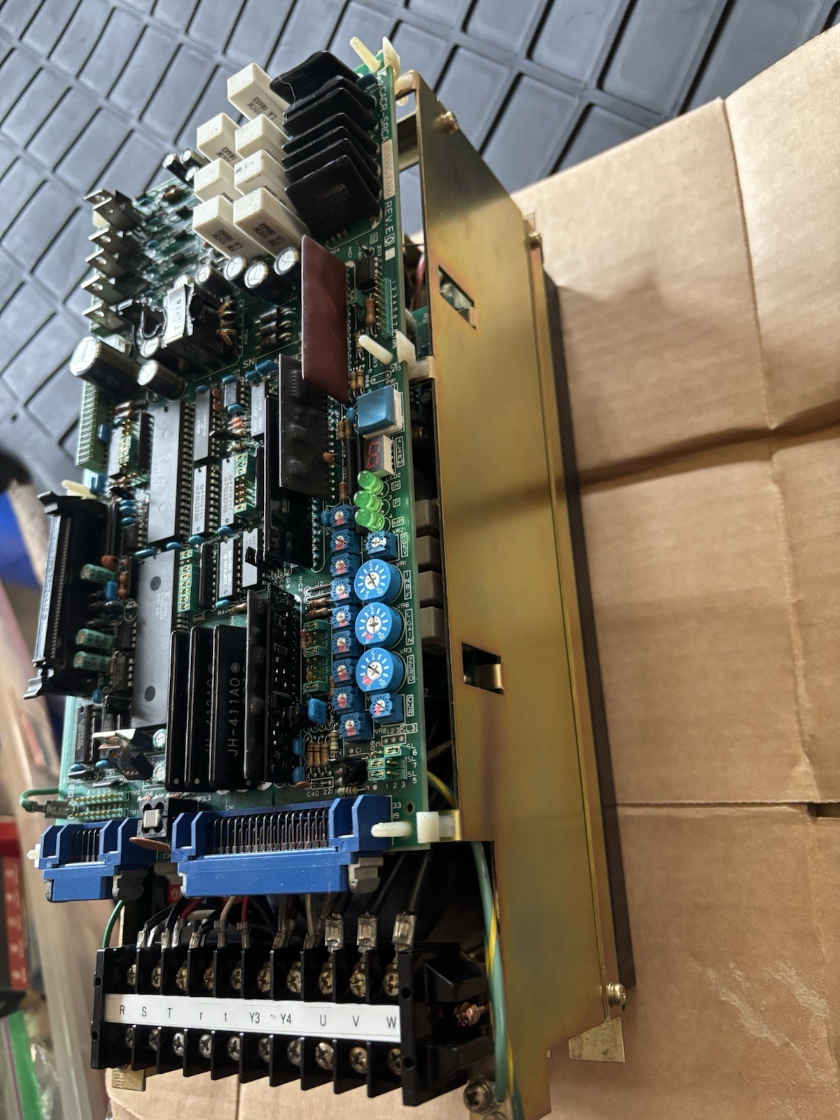 YASKAWA CACR-SR20SB1BFY100, SERVOPAK DRIVE, CACRSR20SB1BFY100 Used Clean