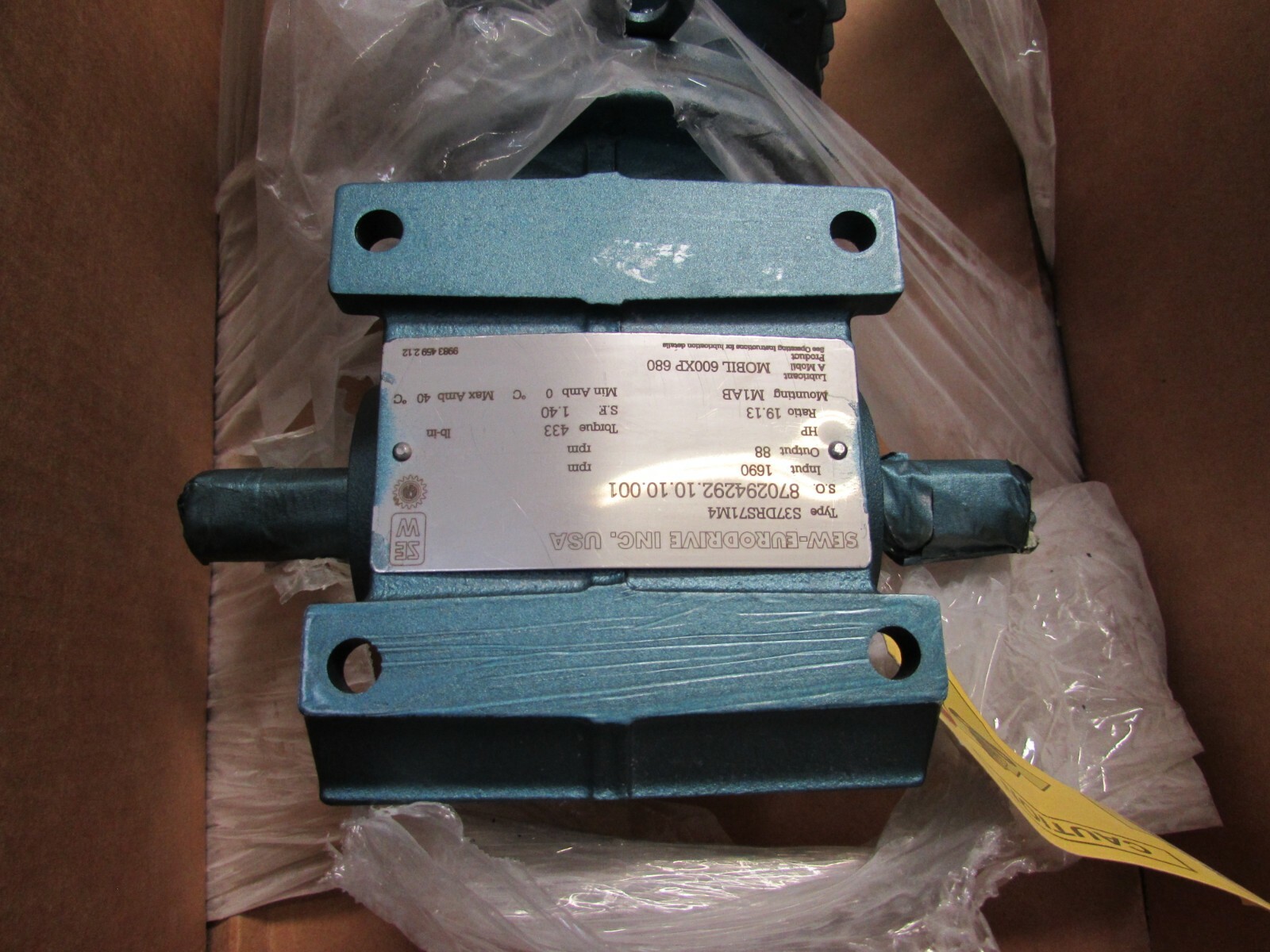 SEW EURODRIVE S37DRS71M4 3.4HP 88RPM DUAL OUTPUT 433in-lbs 230/460V NEW IN BOX !