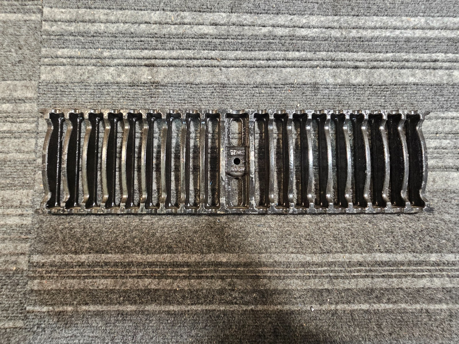 ZURN P6-DGC 5 3/8 in Width 19.5″ Length, Ductile Iron Grate Rectangular Slotted