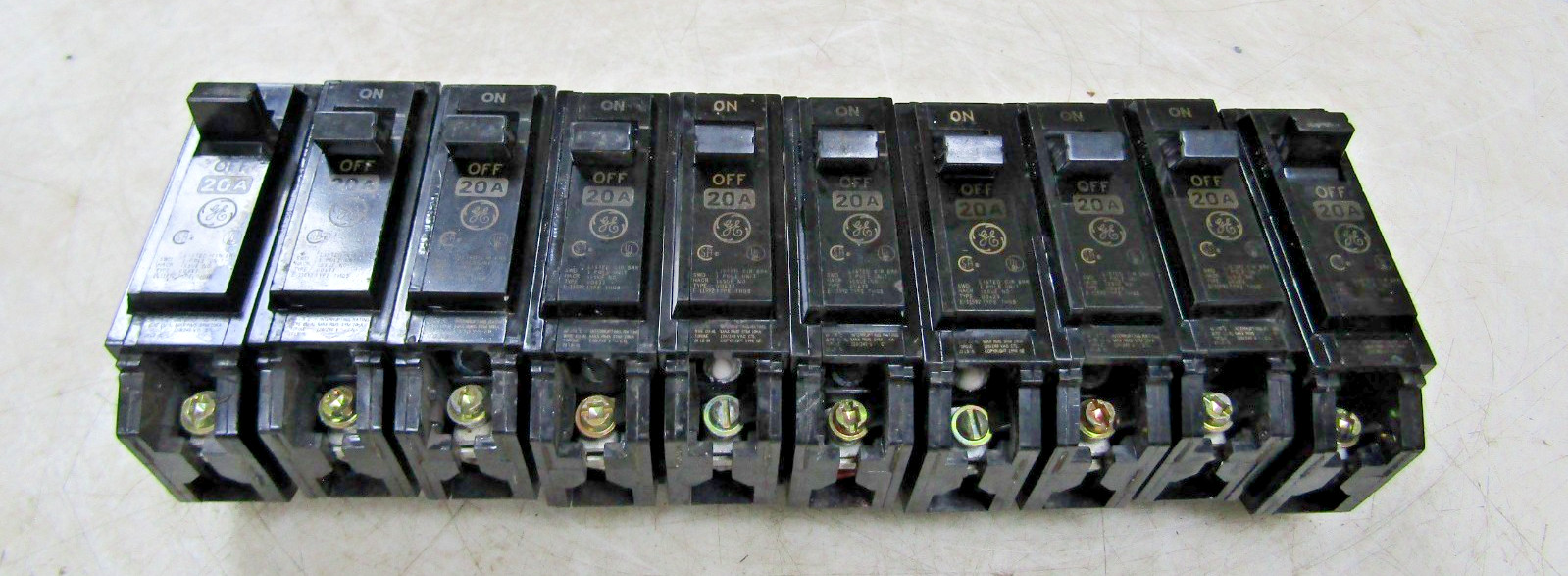 🙌10) GE 20 AMP BOLT ON CIRCUIT BREAKER 1 POLE 120/240 VAC THQB1120 LOT OF 10