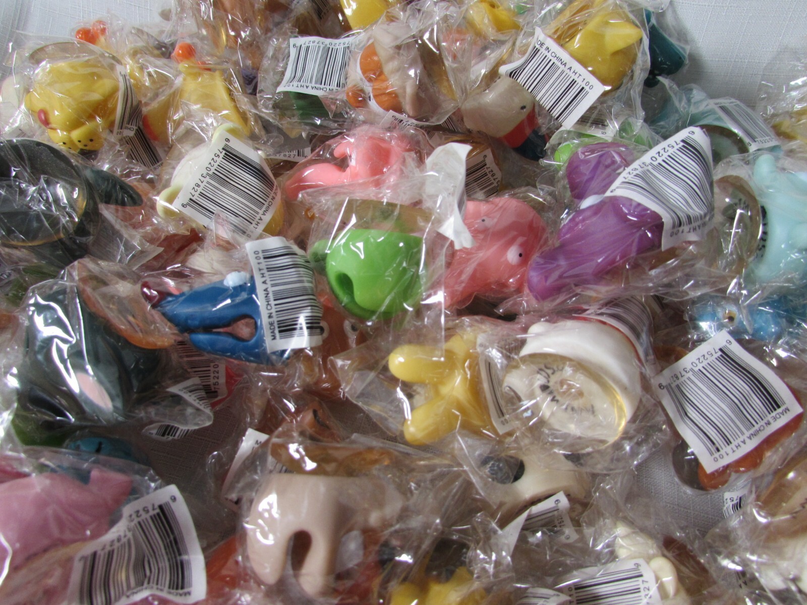 200 VENDING MACHINE TOYS BULK LOT MIX PARTY FAVOR SUCTION CUP ANIMALS FACES