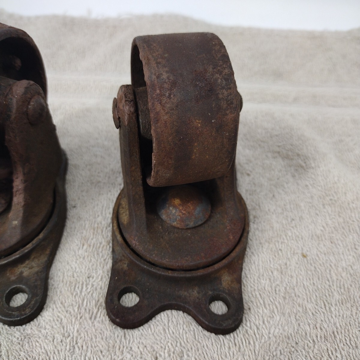 Vintage Currie Mfg Co 2 1/2″ Cast Iron Casters