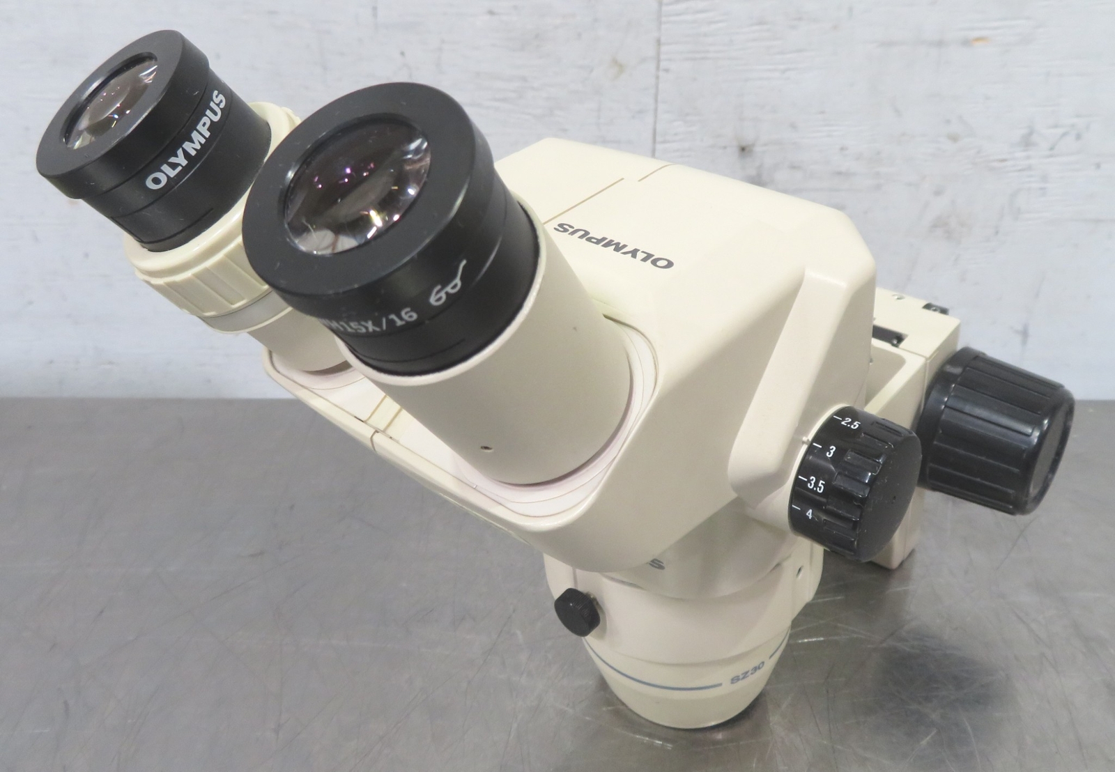 C194510 Olympus SZ3060 Stereo Zoom Microscope (0.9-4.0X) w/ GSWH15X/16 Eyepieces