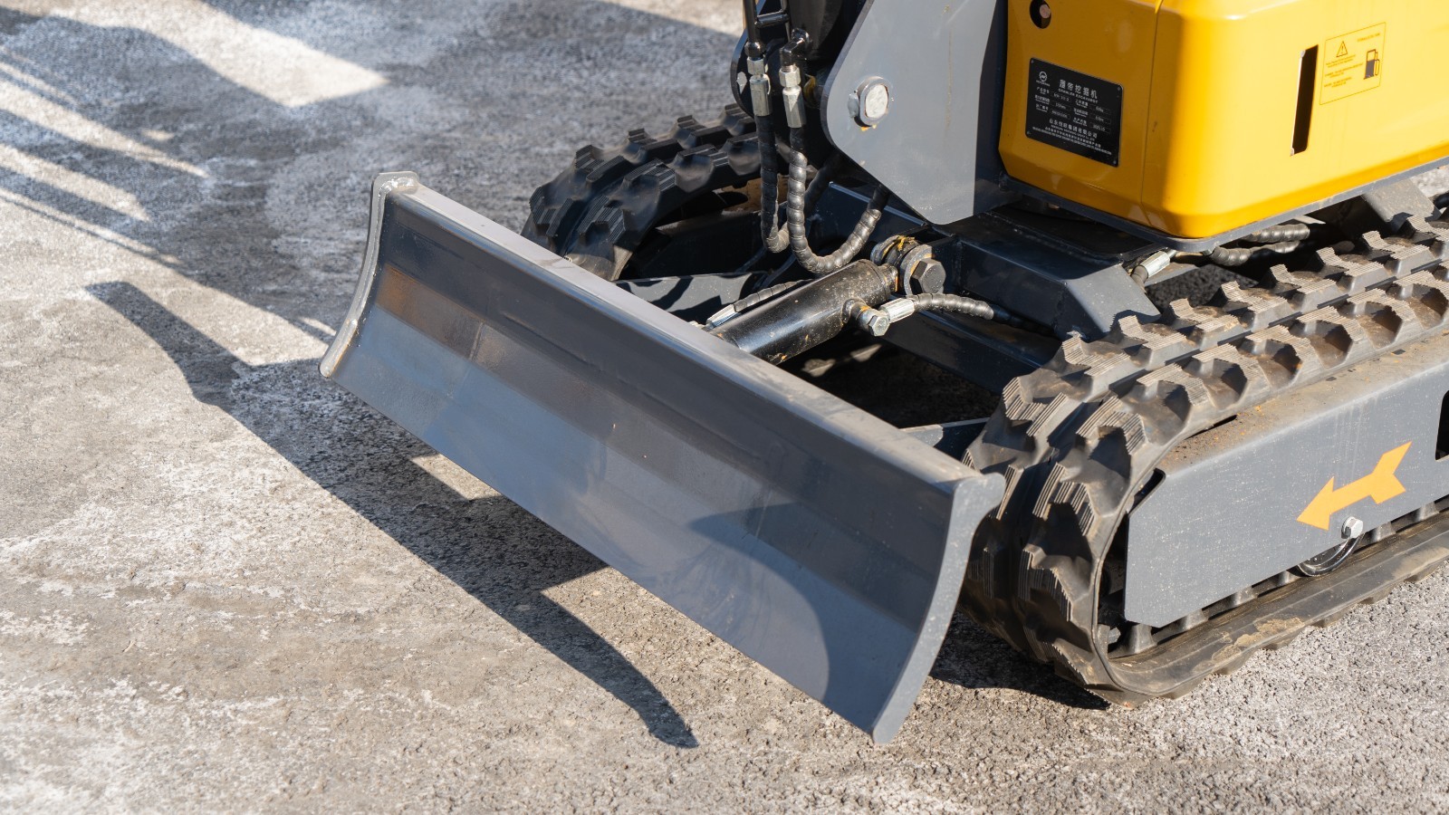 Mini Excavator With Chassis Extension And Boom Swing 15HP Free Shipping