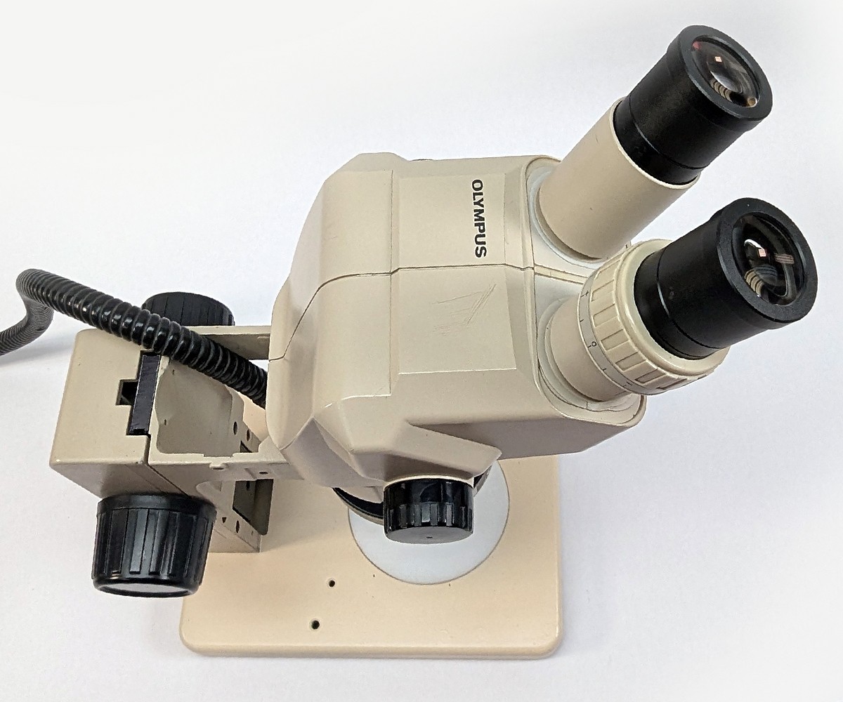 Olympus SZ30/SZ-30 StereoZoom Microscope w/SZ-ST Base/Fiber Light – Refurbished