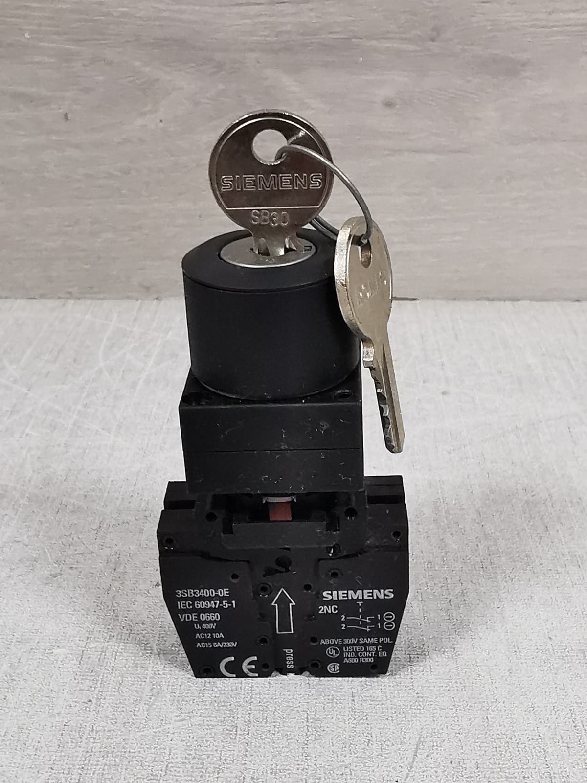 LOT 2PCS SIEMENS 3SB3400-0E KEYSWITCH