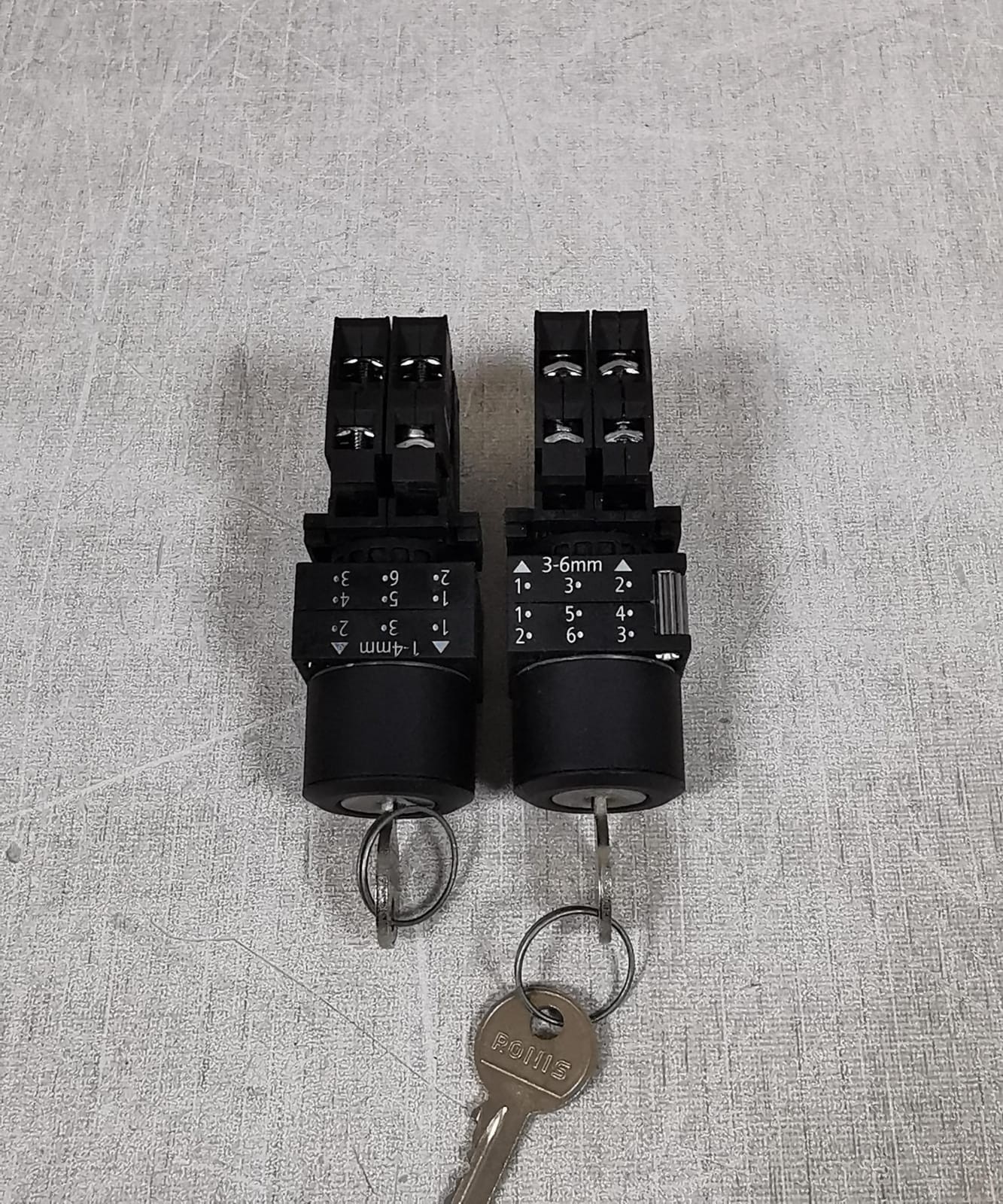 LOT 2PCS SIEMENS 3SB3400-0E KEYSWITCH