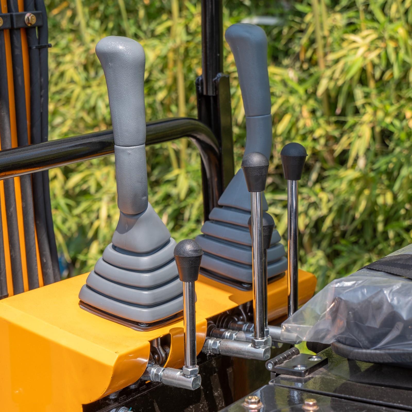 Mini Excavator 1.4Ton Digger 11.5hp Kubota Diesel Pilot System EPA Engine USA