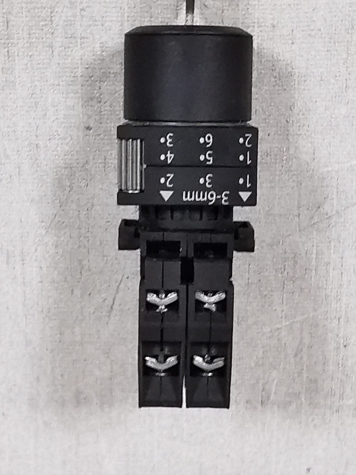 LOT 2PCS SIEMENS 3SB3400-0E KEYSWITCH