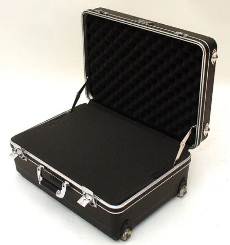 201407H – PLATT LUGGAGE – HEAVY-DUTY POLYETHYLENE CASE WITH WHEELS AND TELESCOPI