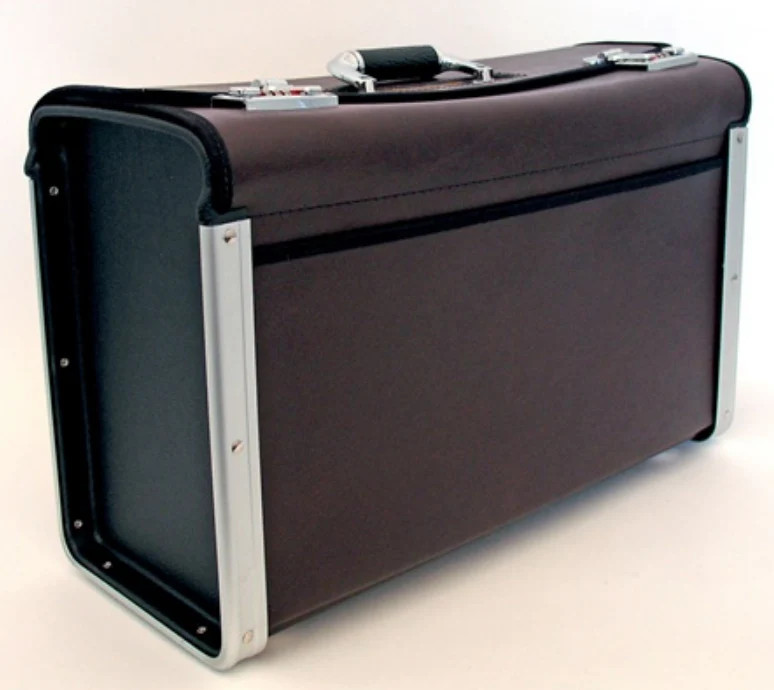 HT221I – PLATT LUGGAGE – CATALOG CASE – Interior Dimensions (L x W x D): 19″ x 1