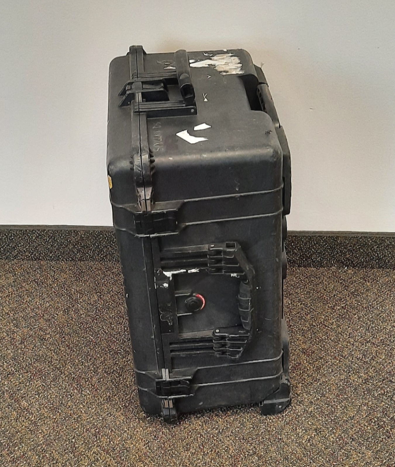 Pelican 1610 Watertight Protector Case, Interior Dimensions: 21.8″x16.7″x10.6″