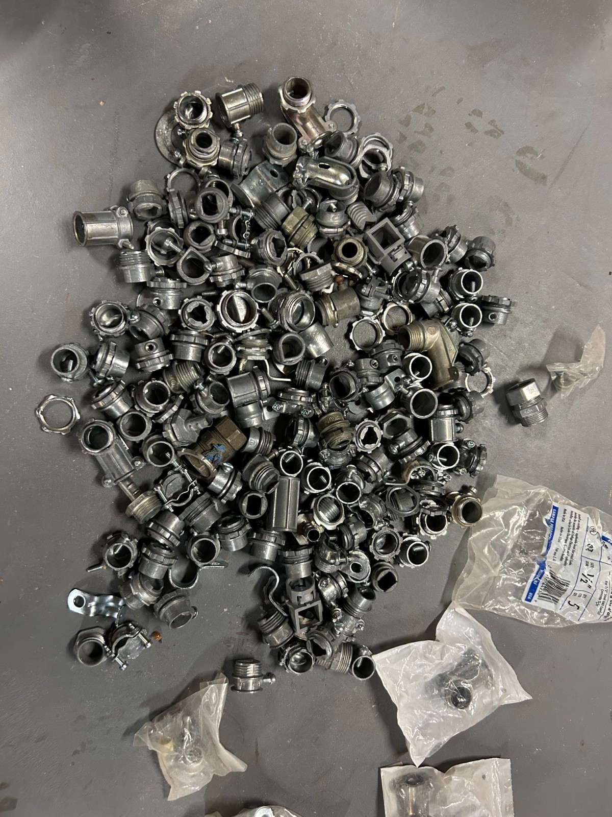 Assorted Electrical Conduit Connector Lot – 120 Pieces