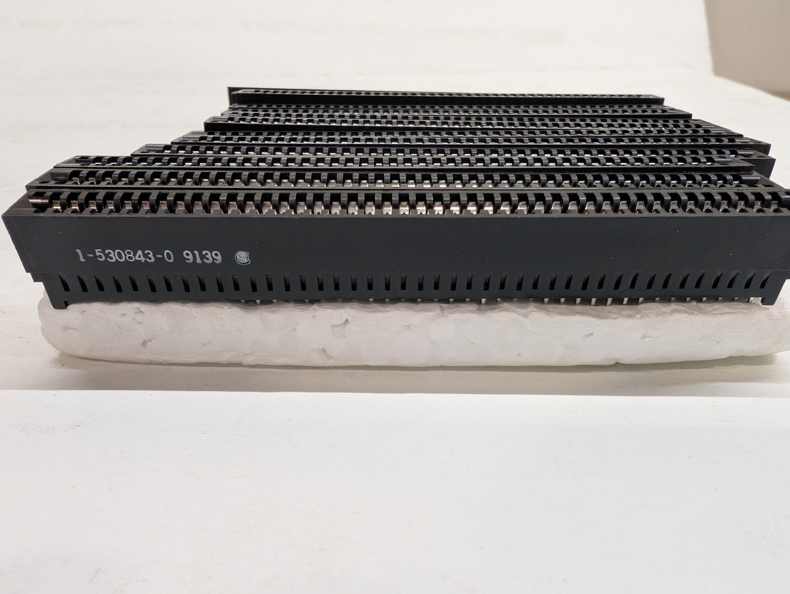 13x TE Connectivity / AMP 1-530843-0 Standard Edge II Card Edge Gold Connector