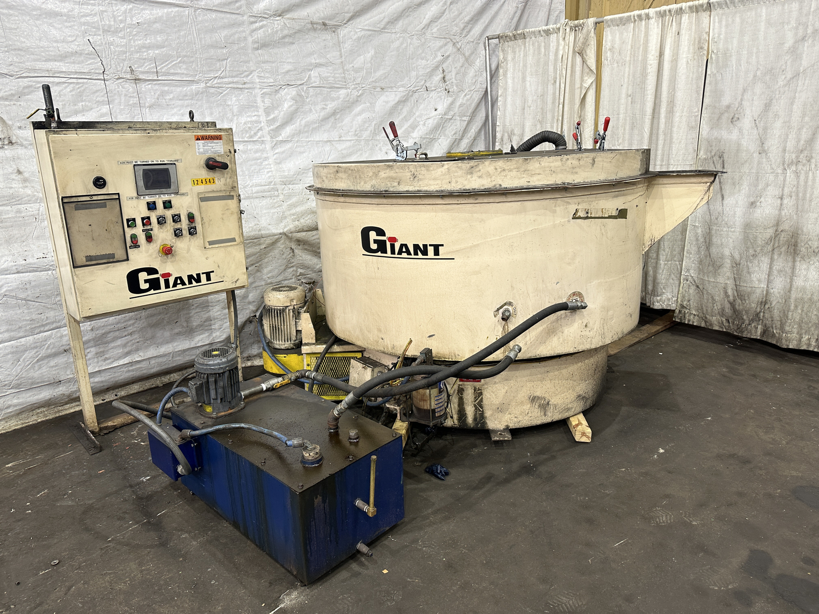 24 CUBIC FT GIANT GB-24DHW VIBRATORY COB DRYER: STOCK #77690