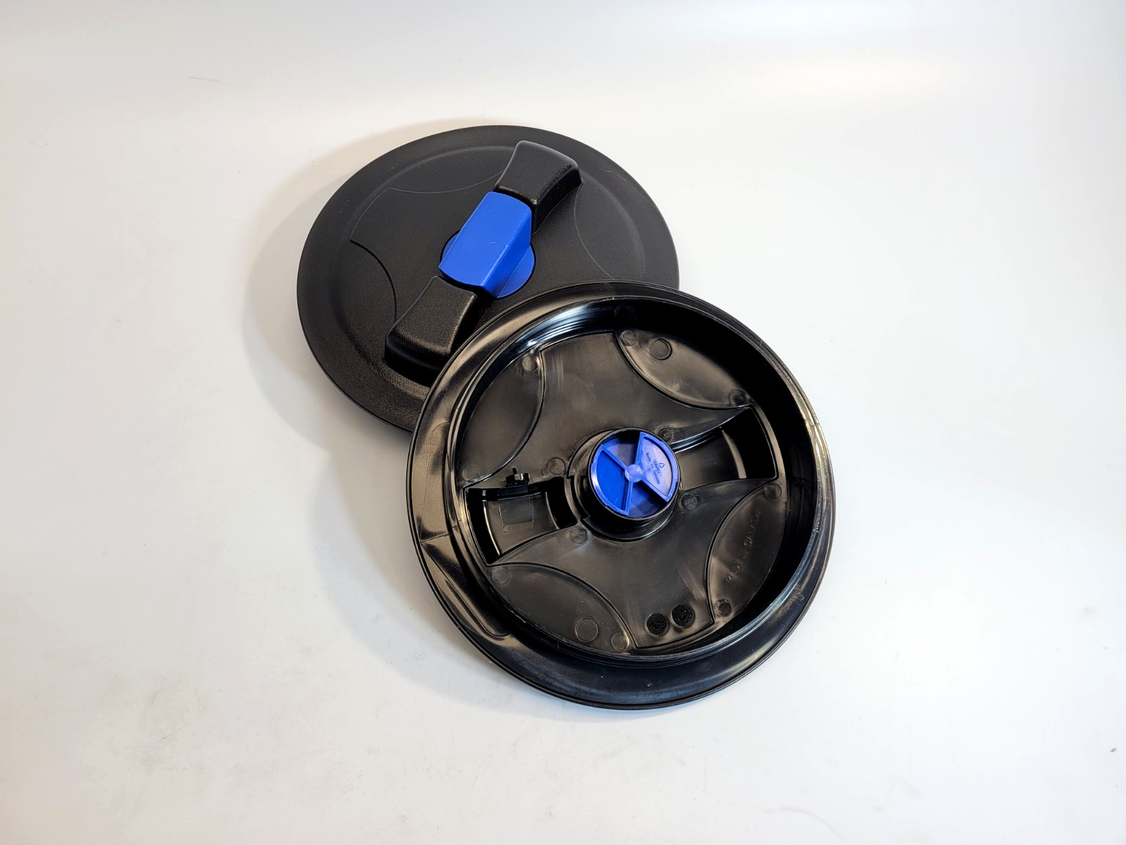 2pc. 8″ Lid with blue snap-in vent, fits Norwesco tanks after 2008