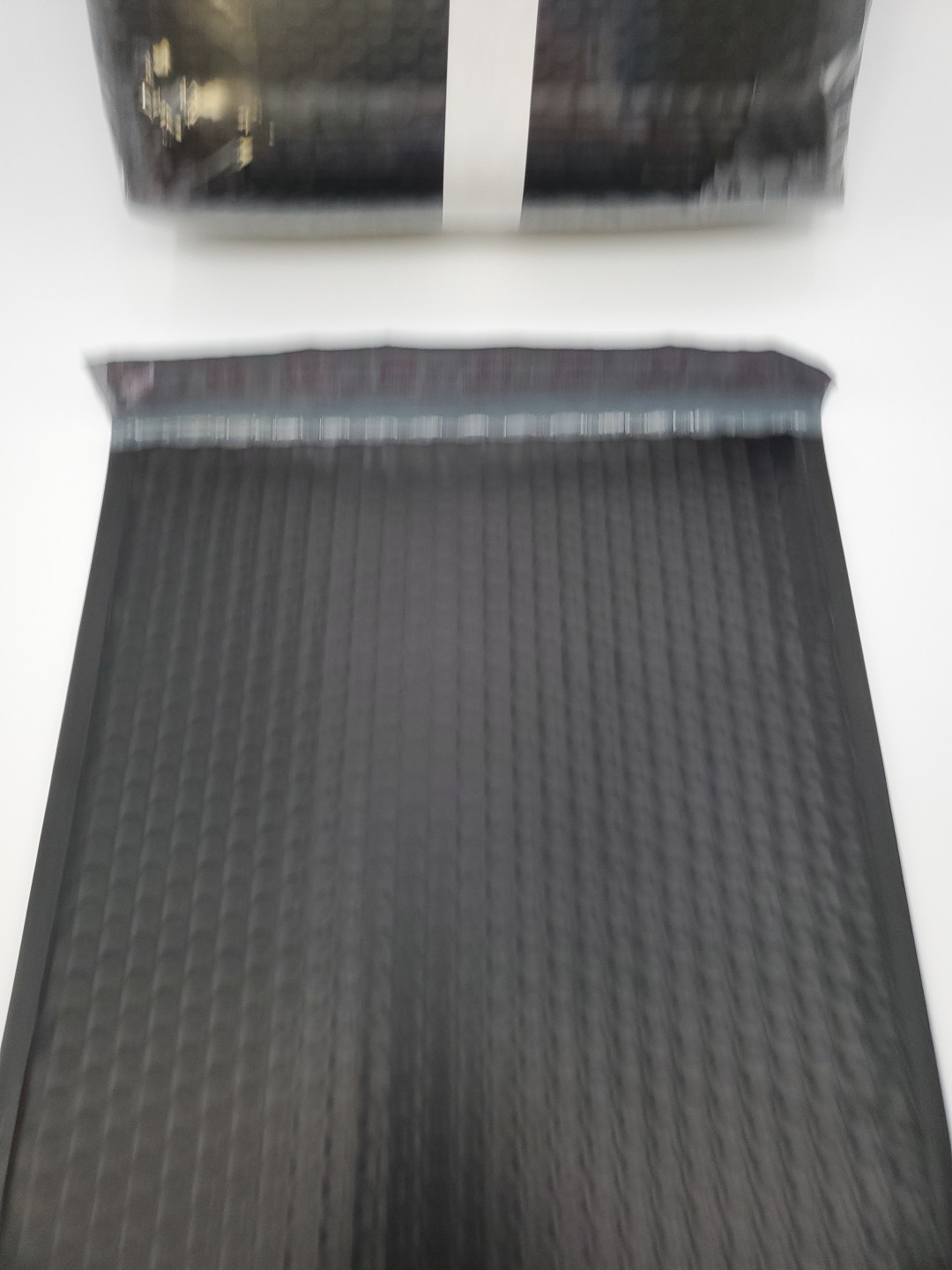Poly Bubble Mailers Padded Envelopes 10″ x 14″ LOT of 25 Black Self Adhesive