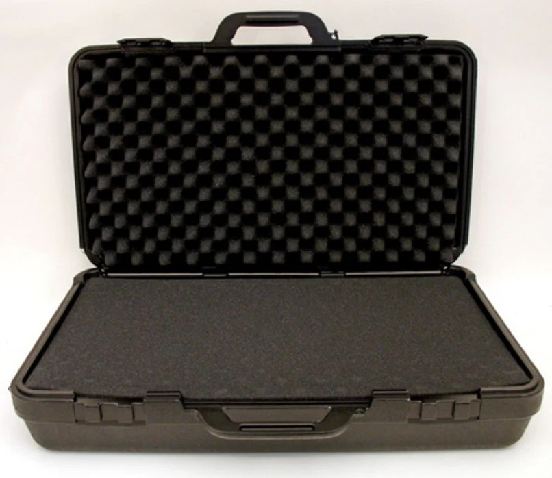 902 – PLATT LUGGAGE – BLOW MOLDED CASE – Exterior Dimensions (L x W x D): 27 1/2