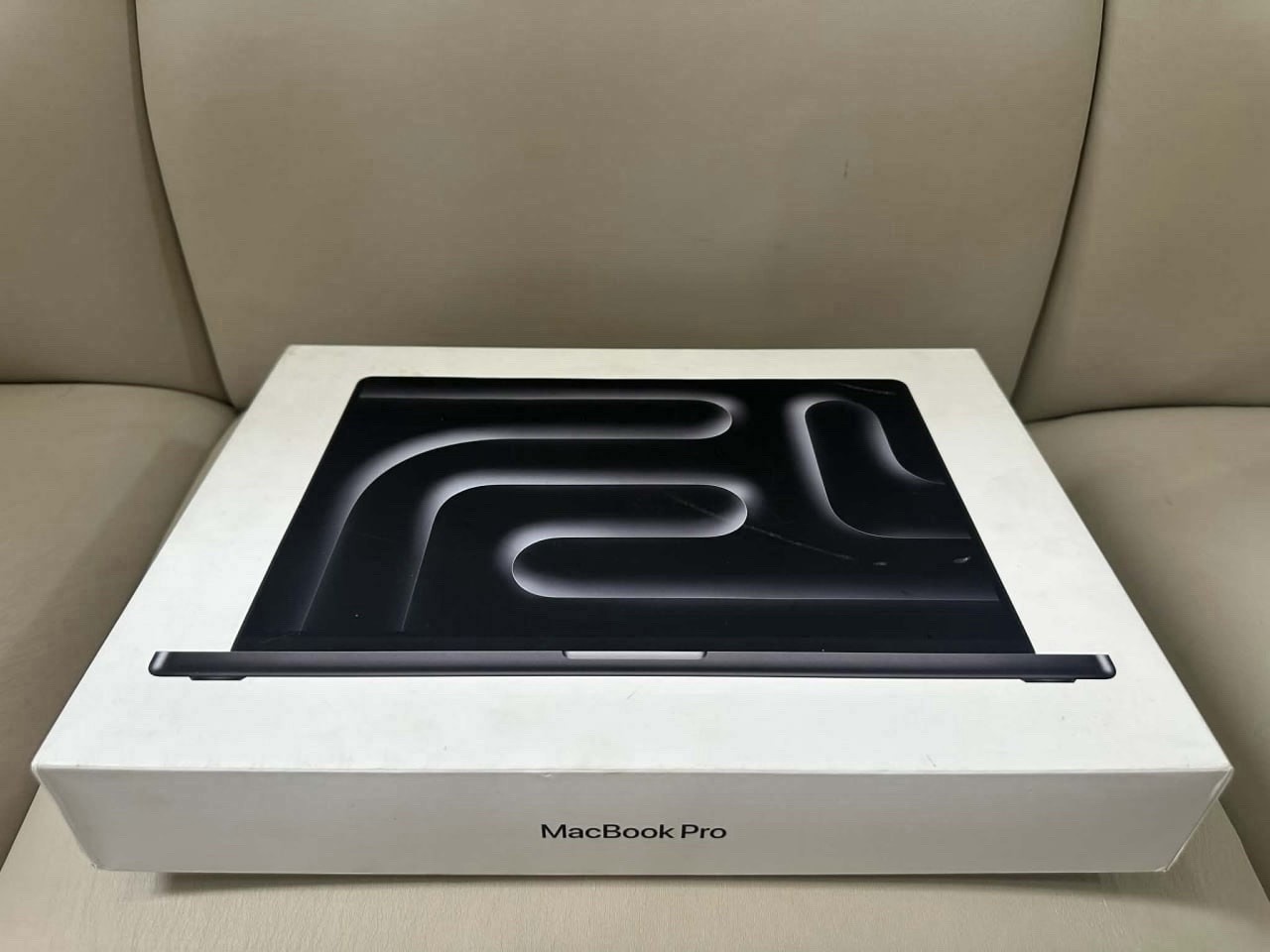 16″ APPLE MACBOOK PRO M4 MAX 8TB SSD 128GB RAM 16-CORE 40-CORE GPU SPACE BLACK+