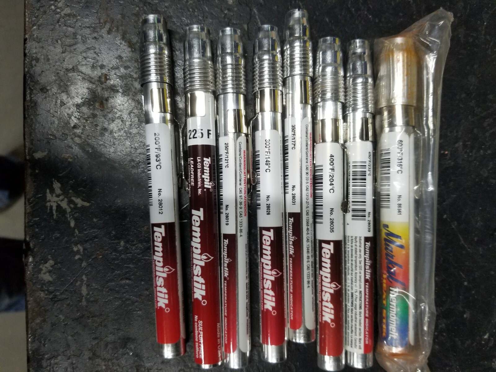 Assortment of 8 Temperature Indicator Sticks 100°, 200°,250°,300°- 450°,600°