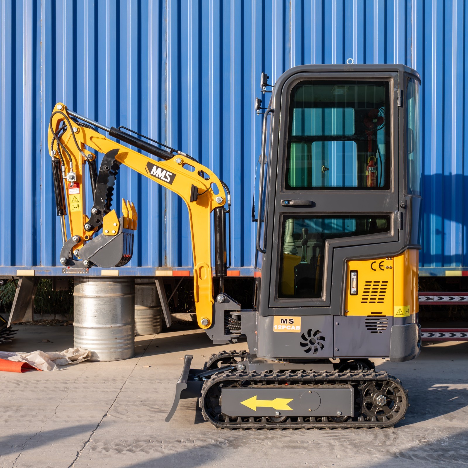 1.4Ton Mini Excavator With Enclosed Cab B&S Engine Swing Boom 4 Attachments Kit