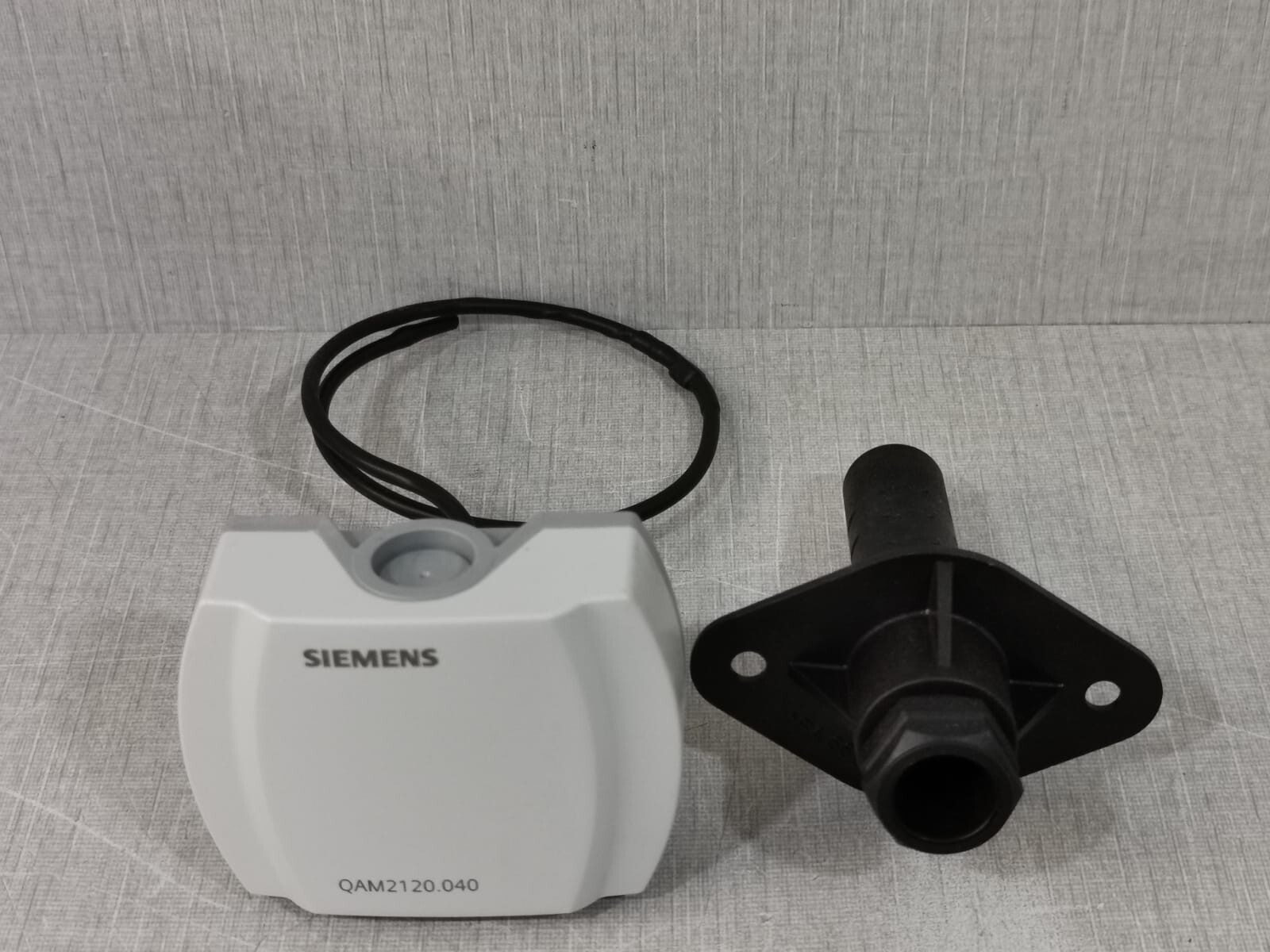 LOT 2 PCS SIEMENS QAM2120.040 Duct Sensor LG – WITH FILTHY BOX