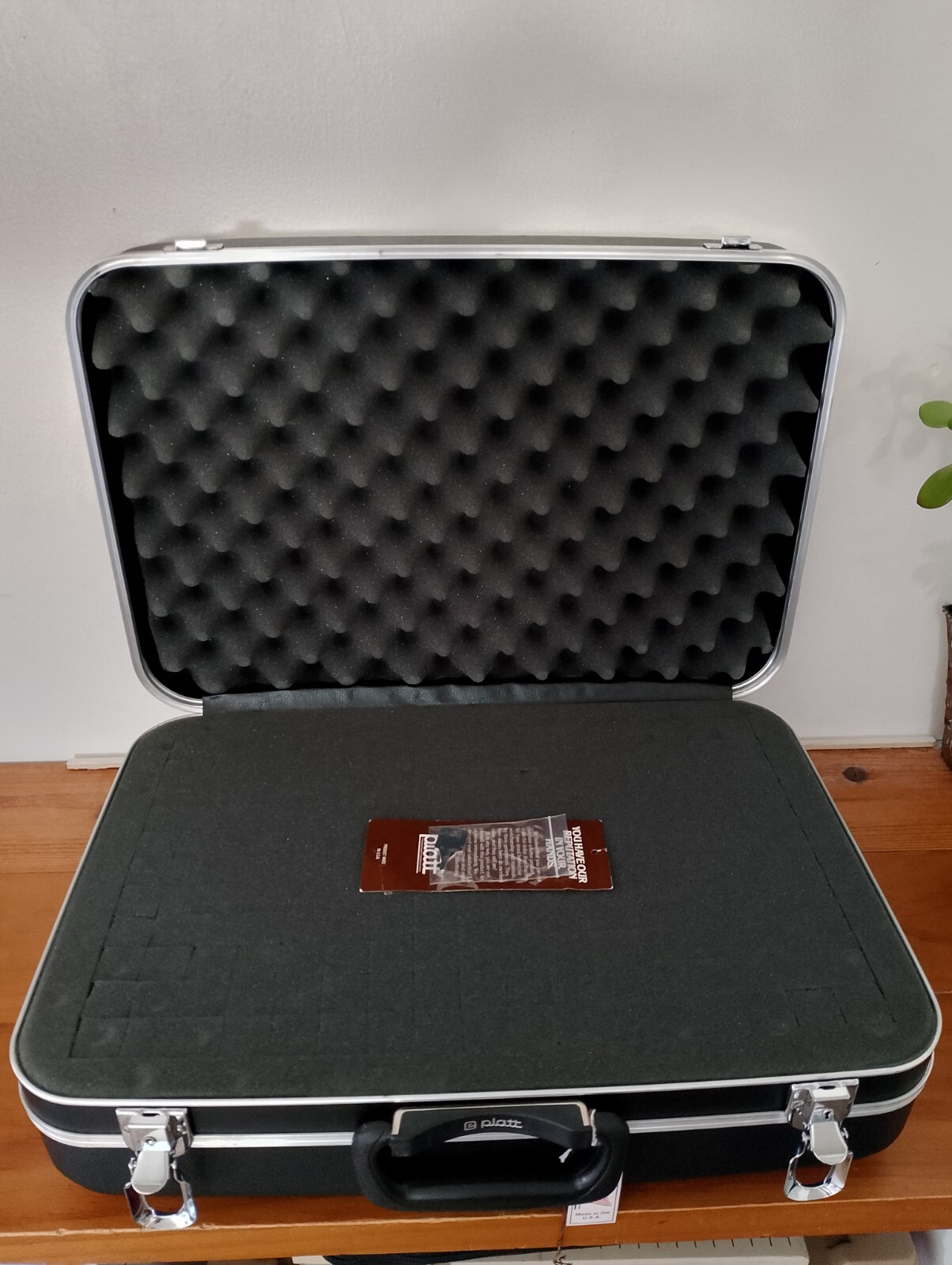 PLATT LUGGAGE – LIGHT-DUTY ABS CASE Interior Dimensions 18″ x 13″ x 5″