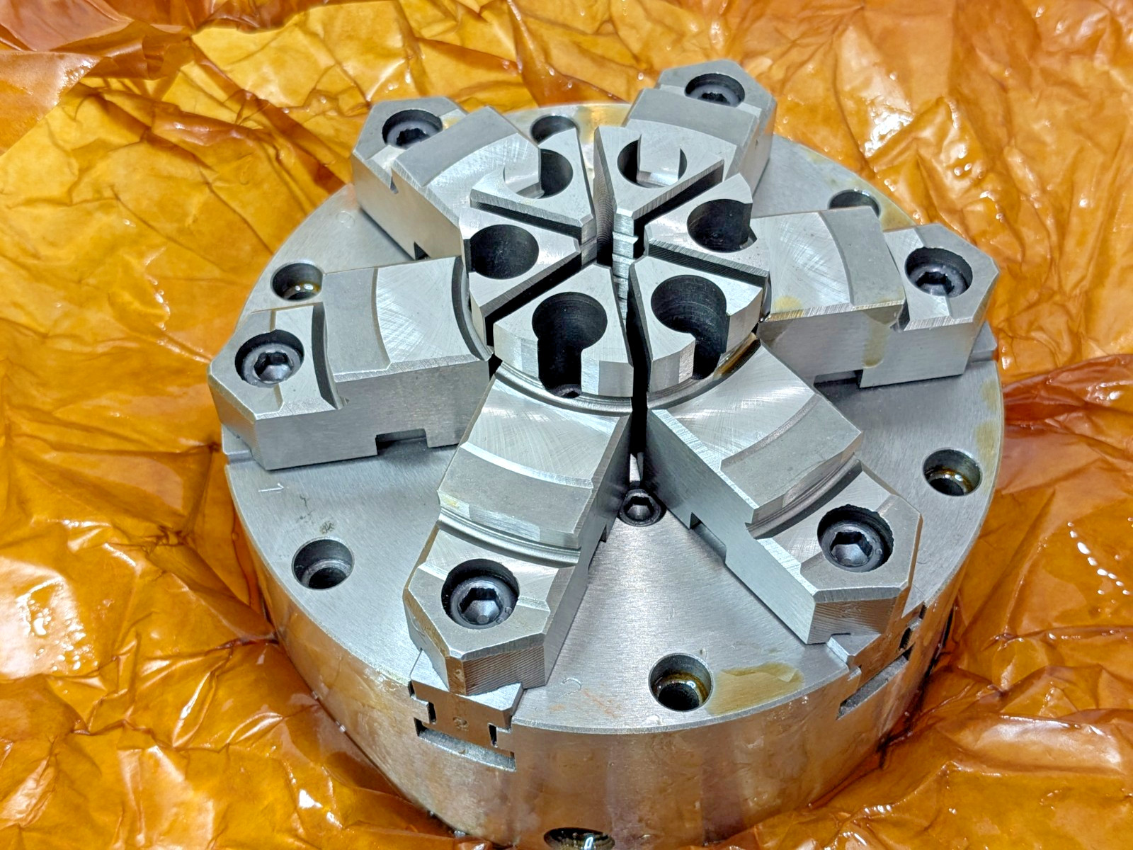 Interstate Manual Lathe Chuck 6-19/64″ 6 Jaws Self-Centering Plain Back 08600355