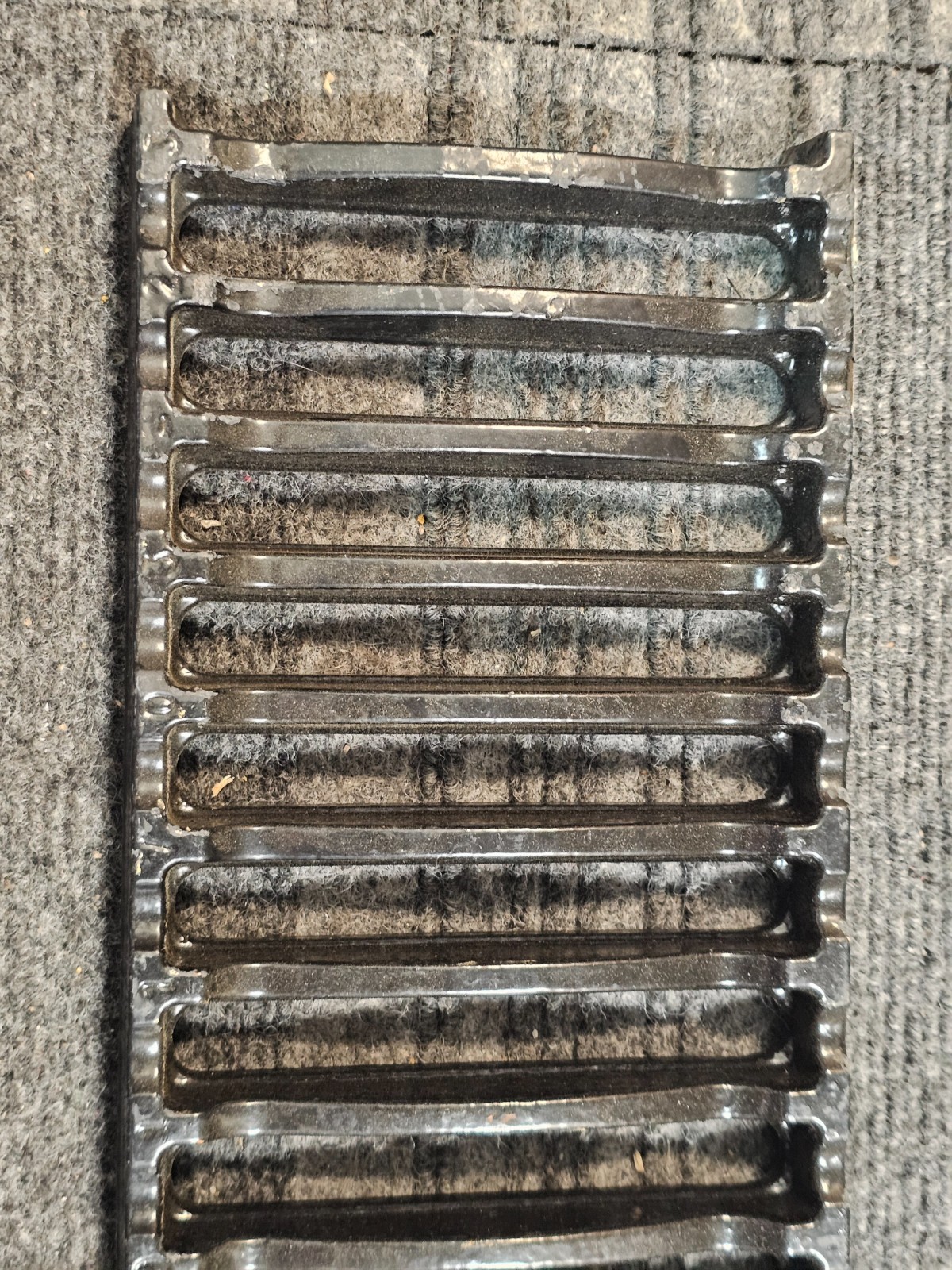 ZURN P6-DGC 5 3/8 in Width 19.5″ Length, Ductile Iron Grate Rectangular Slotted