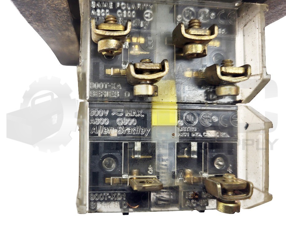 ALLEN BRADLEY 800P-F2CB /E SWITCH W/ (2) 800T-XA /D W/ 800T-XD1 /D *READ*