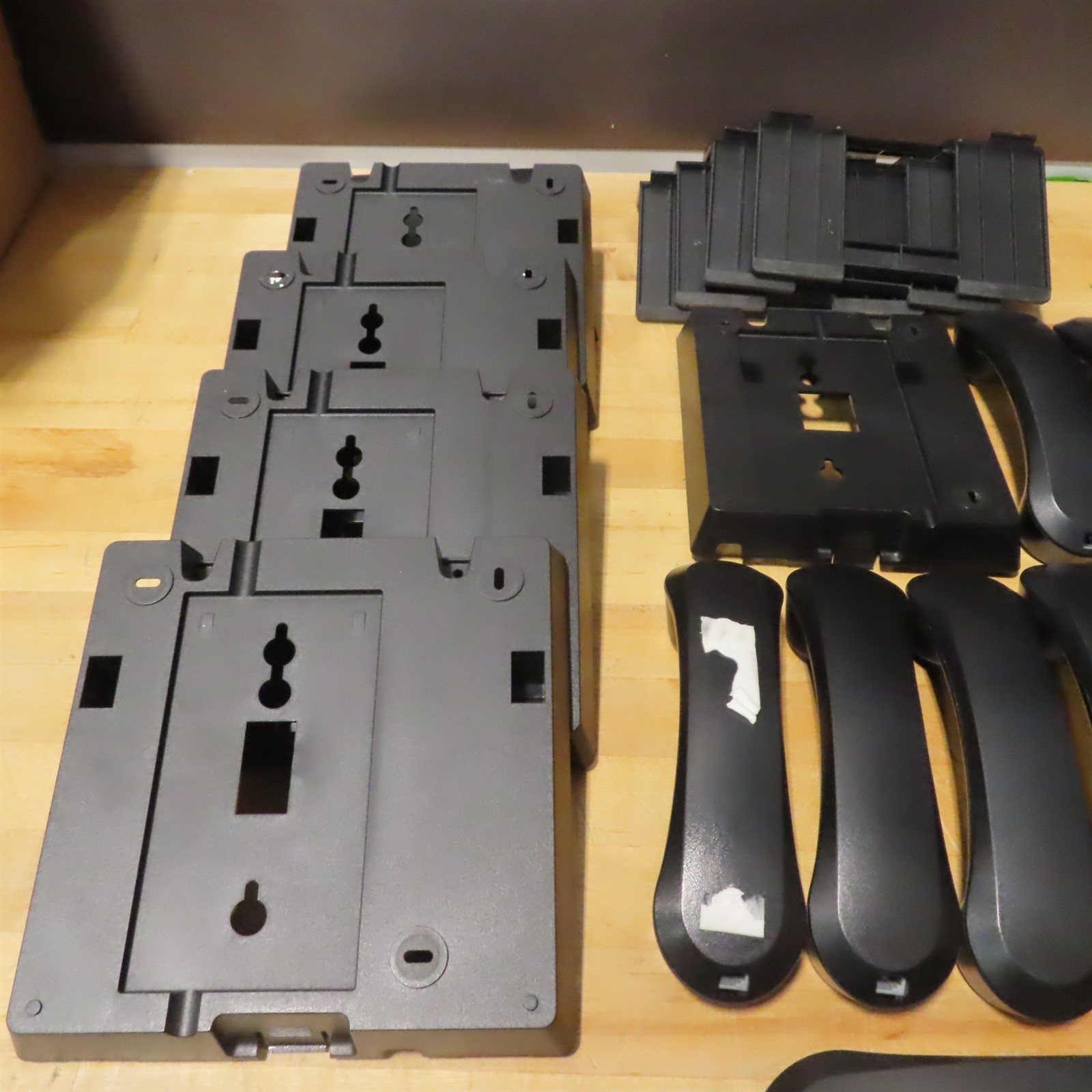 Avaya 5x 1416 Wall Mounts, 1x 1408 Wall Mt, 4x Desk Stands, 10x Hndset 700415631