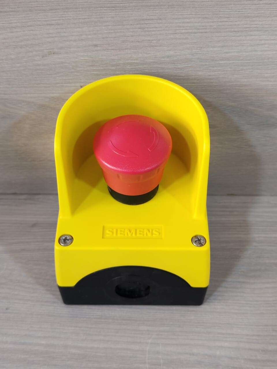 LOT 2 PCS. SIEMENS 3SU1801-0NA00-2AC2 Emergency Stop Button – Yellow