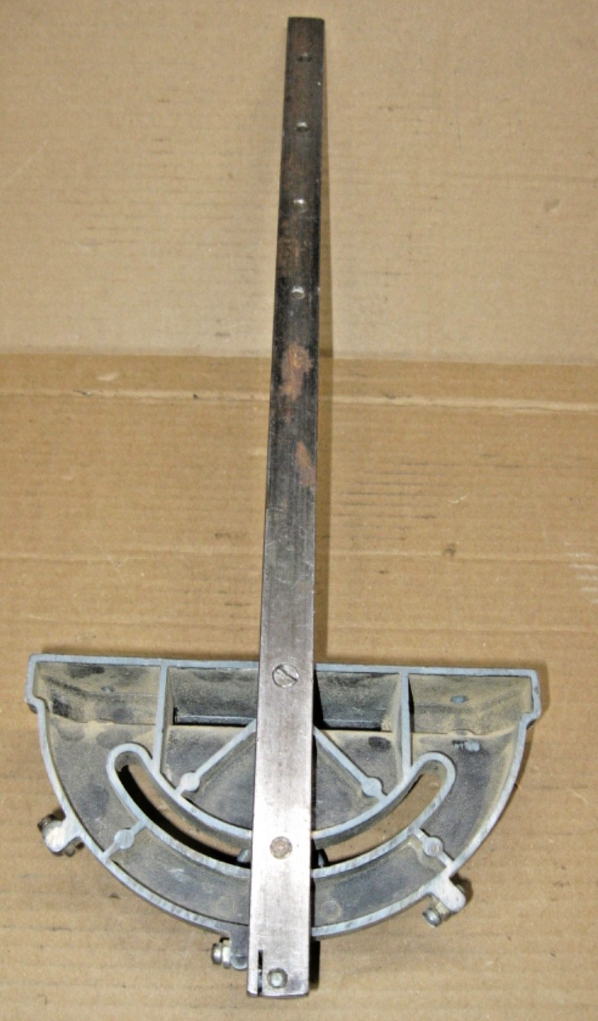 Delta Milwaukee auto-set miter gauge