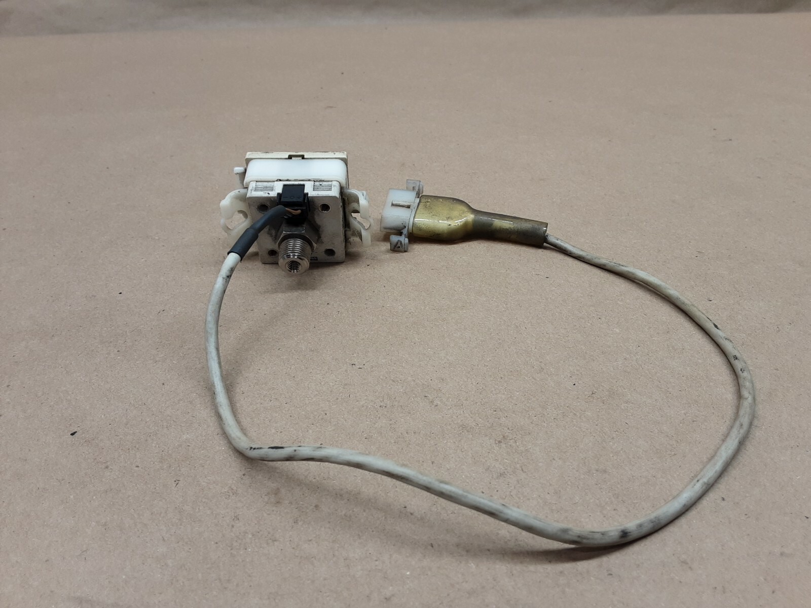 SMC ISE30-T1-25-M Pressure Switch #1016F25*AD